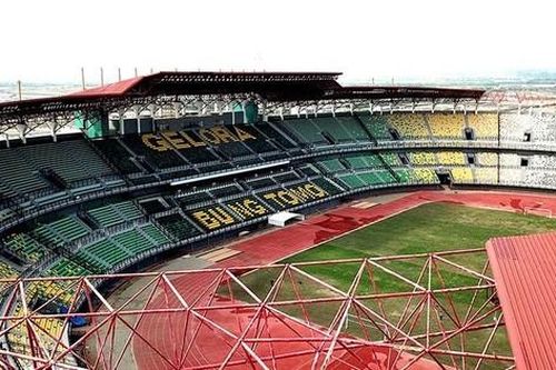 Công tác chuẩn bị cho vòng loại U20 châu Á của Indonesia bị 'tuýt còi' vì rác