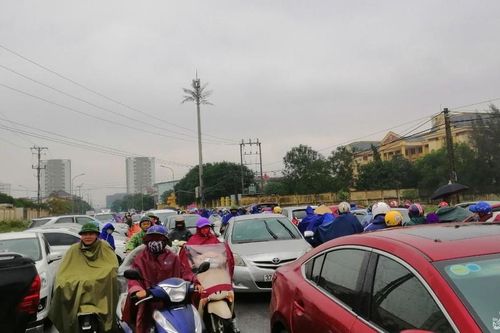Nhiều tuyến đường TP. Vinh tắc nghẽn nghiêm trọng trong sáng 8/9