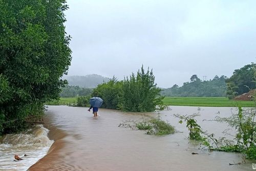 Mưa lớn chia cắt nhiều tuyến đường tại huyện Quế Phong