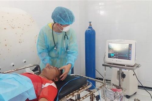Bệnh xá đảo Song Tử Tây cấp cứu một ngư dân bị giảm áp do lặn sâu
