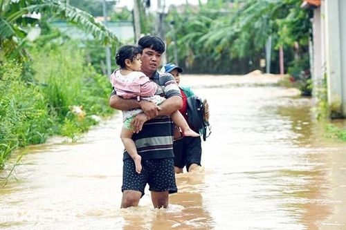 Nước lũ dâng cao khiến hơn 1.100 hộ dân bị ngập, trên 3.600 học sinh phải tạm nghỉ học