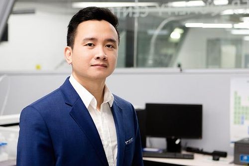 8x vừa học vừa rửa bát thuê ở Pháp, 31 tuổi trở thành giáo sư người Việt trẻ nhất ĐH Trent
