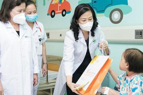 Quyền Bộ trưởng Bộ Y tế thăm và tặng quà bệnh nhi ung thư