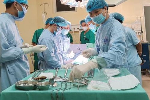 Vừa mổ bắt con, vừa điều trị ung thư cho sản phụ