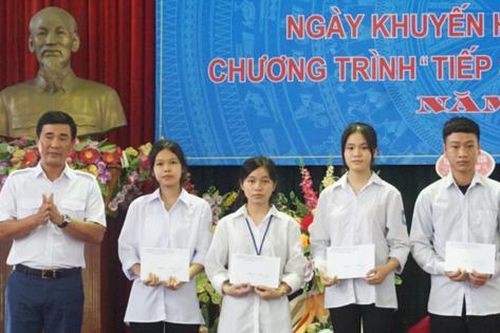 Hội Khuyến học tỉnh Phú Thọ trao gần 300 triệu đồng học bổng cho học sinh vượt khó học giỏi