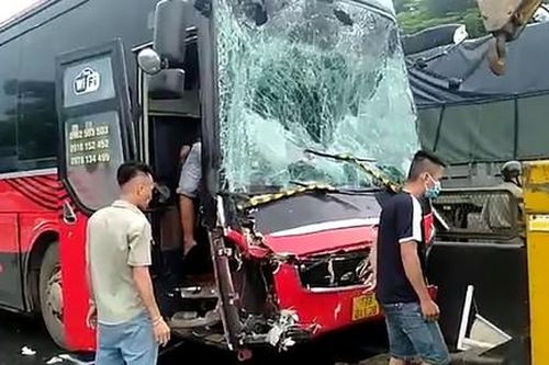 Hai xe khách 'đối đầu' trên quốc lộ, 4 người thương vong