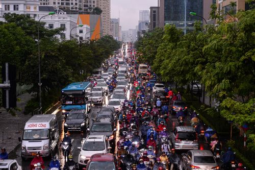 Mưa kéo dài nhiều giờ, người Hà Nội chôn chân trên đường về nhà