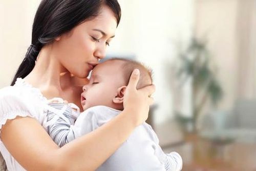 Thấy bát cơm ăn dở của chị gái, tôi nghẹn lòng, đòi bế con về
