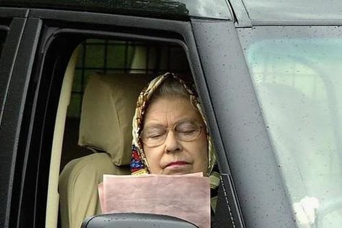 10 khoảnh khắc đời thường khiến Nữ hoàng Elizabeth II gần gũi hơn trong mắt người dân Anh