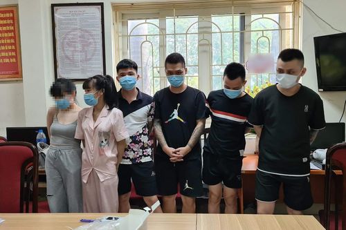 Phát hiện 8 nam thanh, nữ tú 'bay lắc' trong căn hộ chung cư