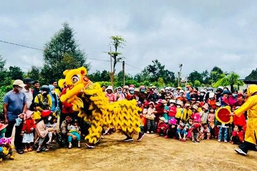 Đắk Lắk: Tết Trung thu đến với trẻ em nghèo vùng sâu, vùng xa biên giới