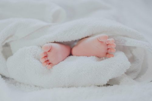 Bé 5 tuổi biến chứng nặng sau đắp thuốc lá chữa bỏng