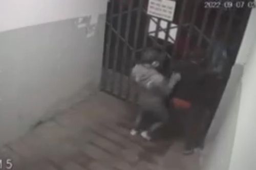 Trộm xe máy bị người dân khóa cửa, chặn bắt