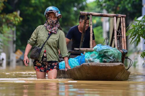 Người Hà Nội đi thuyền thay xe máy