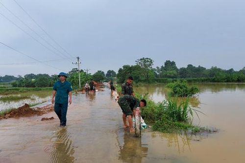 Huyện Chương Mỹ: Lũ rừng ngang trắng đồng, chính quyền hỗ trợ người dân di dời