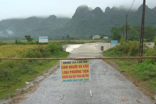 Mưa lụt khiến nhiều địa phương ở Nghệ An bị chia cắt