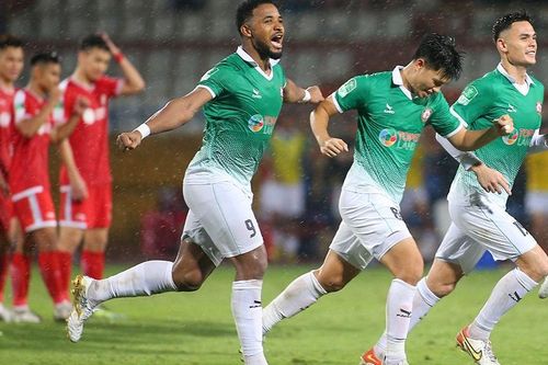 Huấn luyện viên Bình Định 'đau tim' khi chứng kiến học trò đá phạt đền