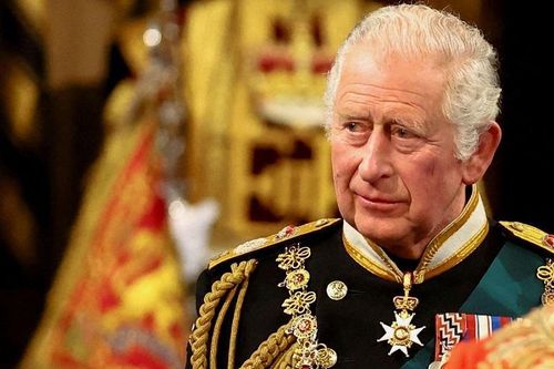Thái tử Charles nối ngôi Nữ hoàng Elizabeth II, trở thành Vua Vương quốc Anh