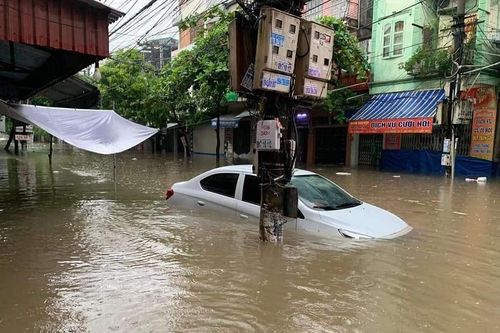 Mưa lớn biến nhiều tuyến phố ở Nam Định thành sông