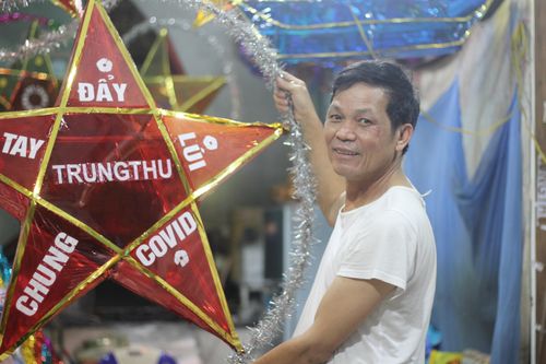 Người đàn ông phố núi hơn 30 năm gìn giữ nghề làm đèn trung thu truyền thống