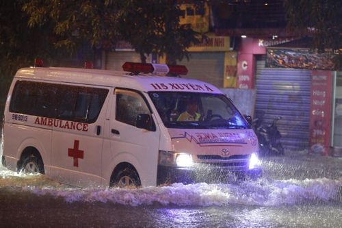 Nhiều tuyến đường TP Hà Tĩnh biến thành sông sau trận mưa lớn