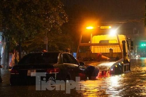 Nhiều tuyến phố Hà Tĩnh ngập nặng trong đêm sau mưa lớn