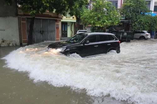 Mưa lớn, nhiều tuyến đường ở Thanh Hóa ngập sâu cả mét