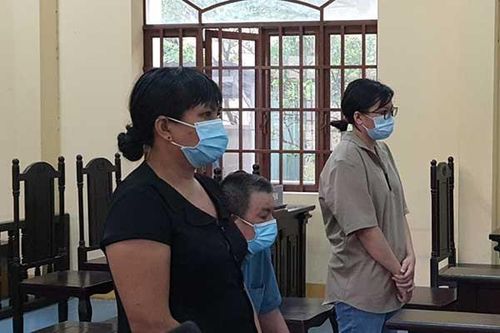 Cả gia đình lãnh án vì đánh nhân viên lấy mẫu Covid-19