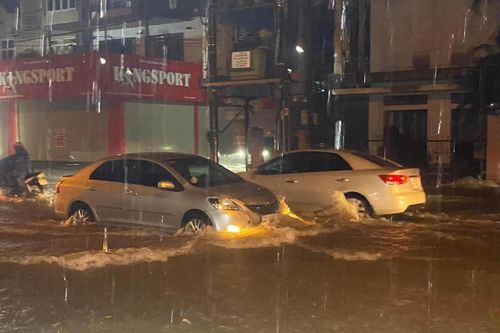 Mưa xối xả, nhiều ô tô chết máy trên đường ở Hà Tĩnh