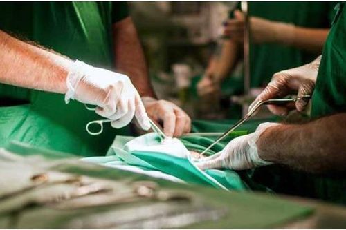 Mổ đẻ cho thai phụ 6 tháng, vội khâu bụng lại khi thấy thai còn non