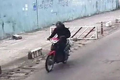Truy bắt thanh niên cướp ngân hàng bằng súng