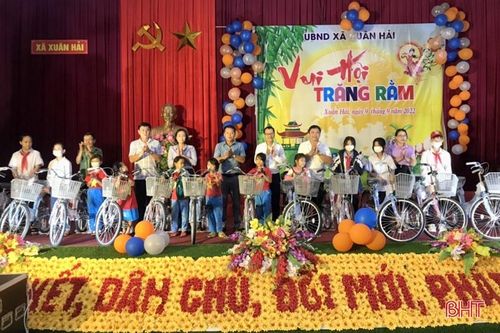 Trao 50 chiếc xe đạp cho học sinh có hoàn cảnh khó khăn ở Nghi Xuân