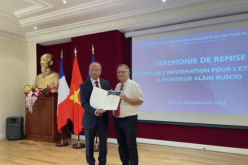 Trao giải thông tin đối ngoại Việt Nam cho nhà sử học Pháp Ruscio