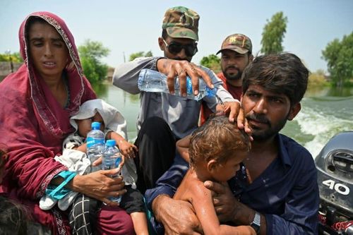 Nỗi khổ của người phụ nữ Pakistan giữa trận lũ lụt lịch sử