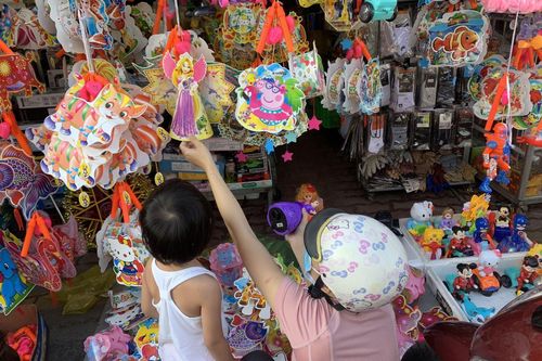 TP Hồ Chí Minh: Lồng đèn đắt hàng trước ngày Trung thu