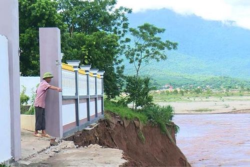 Mưa to, gió lớn gây sạt lở nghiêm trọng, uy hiếp nhiều nhà dân ở Phú Thọ