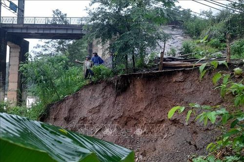 Mưa lớn kéo dài khiến nhiều nơi ở Nghệ An bị ngập và chia cắt