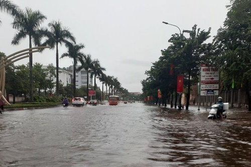 Nhiều tuyến đường ở Tp.Vinh bị ngập sau mưa lớn