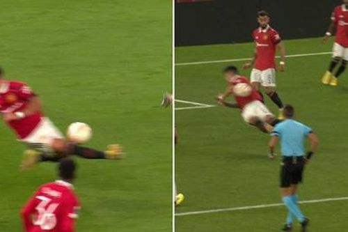 Fan Man United phẫn nộ với quyết định của VAR về quả penalty