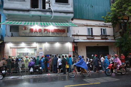 Người Hà Nội đội mưa xếp hàng dài mua bánh trung thu: 'Năm nào tôi cũng xếp hàng mua làm quà'