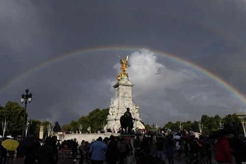 Kỳ ảo cầu vồng đôi xuất trên bầu trời Điện Buckingham khi Nữ hoàng băng hà