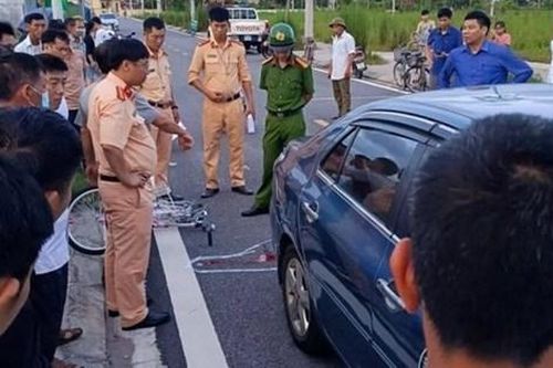 Vụ bé 5 tuổi bị xe tập lái tông tử vong: Khởi tố thầy giáo và nữ học viên