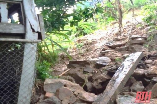 Mường Lát: Di dời 2 hộ dân do ảnh hưởng của sạt lở