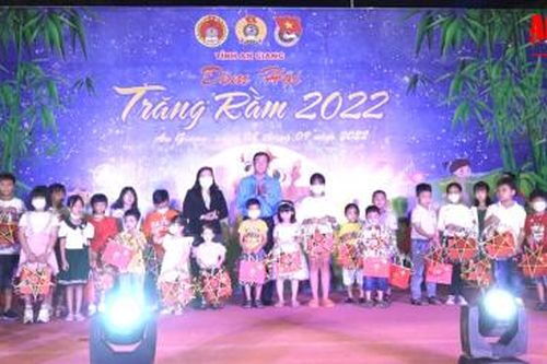 An Giang: 300 thiếu nhi có hoàn cảnh khó khăn tham gia 'Đêm hội trăng rằm' năm 2022