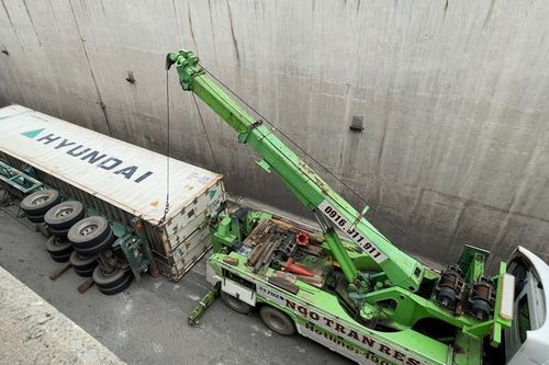 Lật xe đầu kéo trong hầm chui ngã 4 Vũng Tàu
