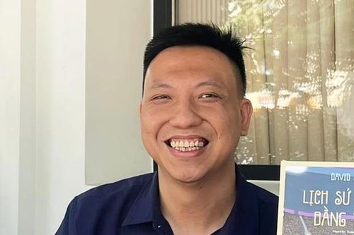 Sách tranh khai sáng hậu trường bóng đá
