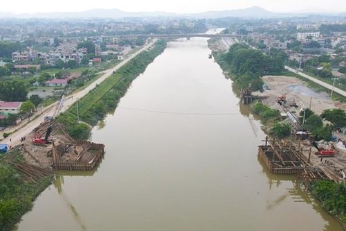 Công trường xây cầu 300 tỷ đồng ở Bắc Giang