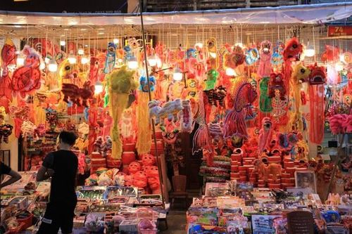 Phố 'đèn lồng' Hà Nội nhộn nhịp trước thềm Tết Trung thu
