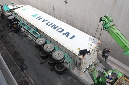 Xe container lật chắn ngang hầm chui ngã tư Vũng Tàu, ùn tắc kéo dài