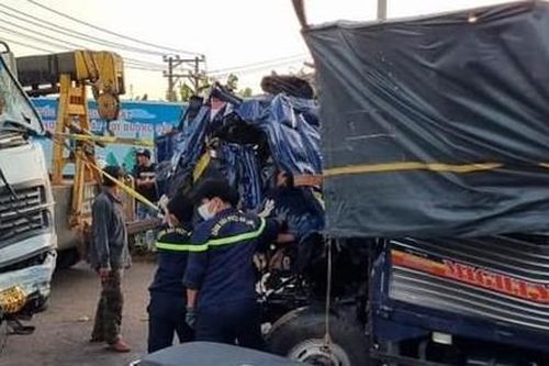 Va chạm kinh hoàng giữa 2 xe tải, tài xế tử vong kẹt trong cabin